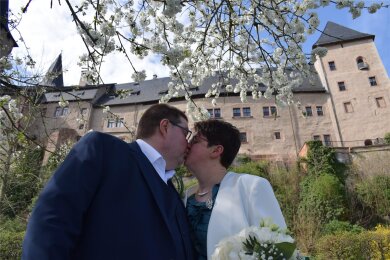 Vor Traumkulisse küssen sich Corinna und Uwe Neithart am Tag ihrer Hochzeit. Die Sonne strahlt, die Kirschbäume blühen und das Schloss thront, wie seit Jahrhunderten, über der Mulde.