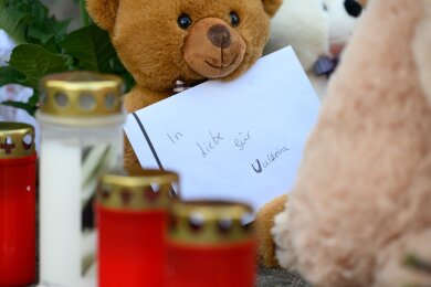 Ein Brief mit der Aufschrift "In Liebe für Valeriia", Teddybären und Kerzen wurden abgelegt.