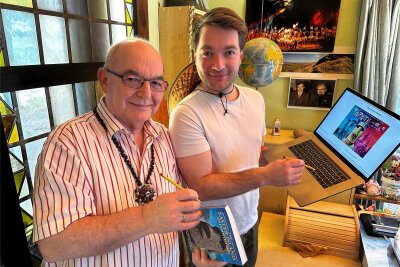 Peter Hertel (links) und sein Sohn Tim Gernitz betreiben in Freiberg das „Archiv für Zivilisationsforschung“. Beide haben mehrere Bücher geschrieben und veröffentlichen seit 2016 wöchentlich Artikel zur Geschichte der Menschheit bei Facebook. Die Zuschriften aus aller Welt lesen sie mit Übersetzungsprogrammen.