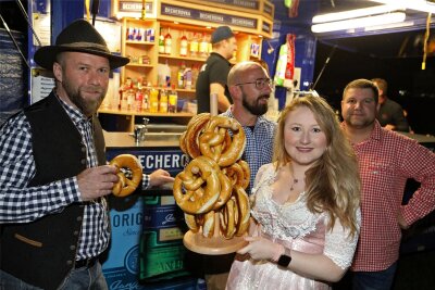 Brezeln aus der Bäckerei Zwicker gibt es auf dem Oktoberfest in Glauchau-Niederlungwitz. Sie werden für 2 Euro pro Stück verkauft.
