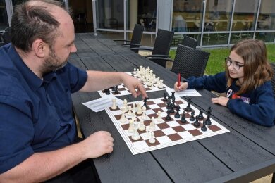 Zur sächsischen Schachmeisterschaft der Frauen war die zwölfjährige Pauline Korwitz aus Heidenau die jüngste der Teilnehmerinnen. Mit Toni Müller, Trainer vom SSV Altenberg, unternimmt sie nach einer Partie die Spielanalyse.