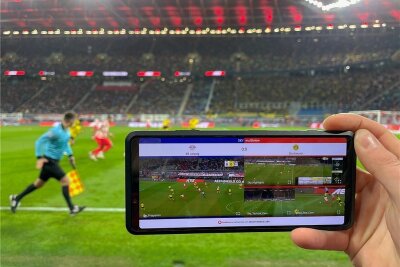 5G funkt Videobeweis aufs Handy - So sieht die App für Stadionbesucher derzeit aus: Neben dem Hauptsignal der Sky-Übertragung können Anwender einzelne Spieler verfolgen, über eine Taktikkamera die Teamformation checken oder Statistiken abrufen. Jedes der fünf Fenster lässt sich bei Bedarf maximieren. 