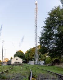 5G-Gittermast am Bahnhof Schlettau bleibt länger stehen - Der Stahlgittermast in Schlettau ist 35 Meter hoch. 