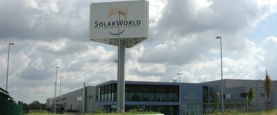 Weithin sichtbar ist das Schild von Solarworld an der B 173. Der Konzern setzt auf Zeitarbeitsfirmen.