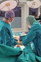 60.000 Euro für zehn Zentimeter längere Beine - Bei der Operation durchtrennen die Ärzte den Oberschenkelknochen von innen und führen an der Hüfte den Verlängerungsnagel ein. Noch am selben Tag können die Patienten mit Krücken wieder gehen. 
