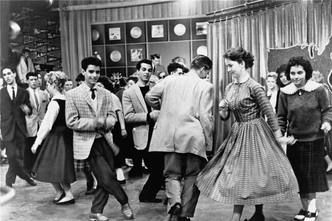 60 Jahre Twist: Schlottern und Schlingern für jedermann - Twist-tanzende Teenager 1961 in den USA. 