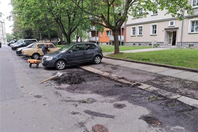 Klaus-Peter Hartleb (hinten) greift regelmäßig selbst zu Schaufel und Besen und reinigt das sogenannte Schnittgerinne vor seinem Haus an der Andréstraße.