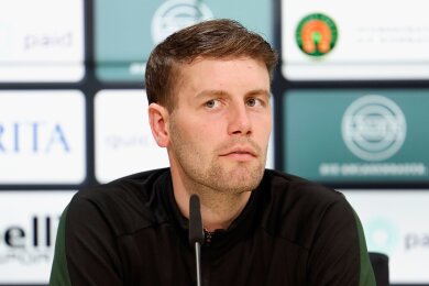 St. Paulis Trainer Fabian Hürzeler bei einer Pressekonferenz.