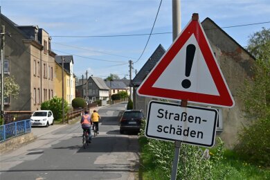 Straßenschäden bestimmen das Bild der Mittweidaer Straße in Wiederau, an vielen Stellen wurde die Straße immer wieder ausgebessert. Ab nächster Woche nun soll sie saniert werden.