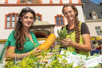 Die Kräutermanufaktur Sagan - hier mit Katja Sagan und Mandy Riedel (links) - ist am Samstag auch beim Blumen- und Staudenmarkt in Reichenbach dabei.