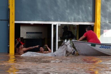 Ein Rettungsteam evakuiert Menschen im brasilianischen Bundesstaat Rio Grande do Sul nach Überschwemmungen durch tagelangen Regen.