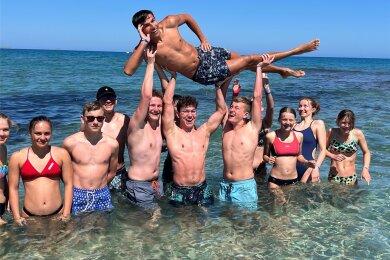Zum Training ans Mittelmeer: Sechs Tage haben sich die jungen Schwimmer des SSV Freiberg um Alexander Trommer (Mitte) auf Kreta für die bevorstehenden Saisonhöhepunkte fit gemacht.