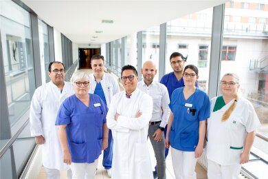 Das Team der neuen Klinik für Gefäß- und endovaskuläre Chirurgie mit Chefarzt Soren Arones Gomez (Mitte).