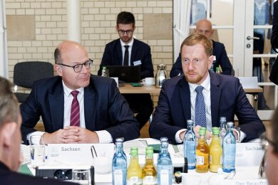 Soll für Sachsens CDU nach Europa: Mit Staatskanzleichef Oliver Schenk (hinten links) soll ein enger Vertrauter von Ministerpräsident Michael Kretschmer (rechts) ins Europaparlament.