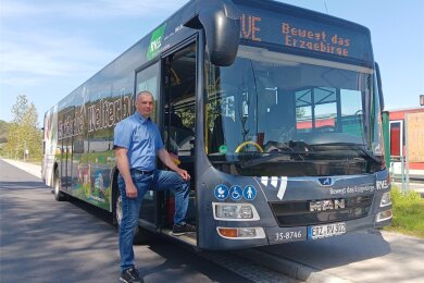 Busfahrer Artem Lukas steuert den Welterbe-Bus durch das Erzgebirge. Mit der Gästekarte können Touristen künftig zwischen Freiberg, Seiffen und Annaberg kostenlos den Nahverkehr bestimmter Linien nutzen.