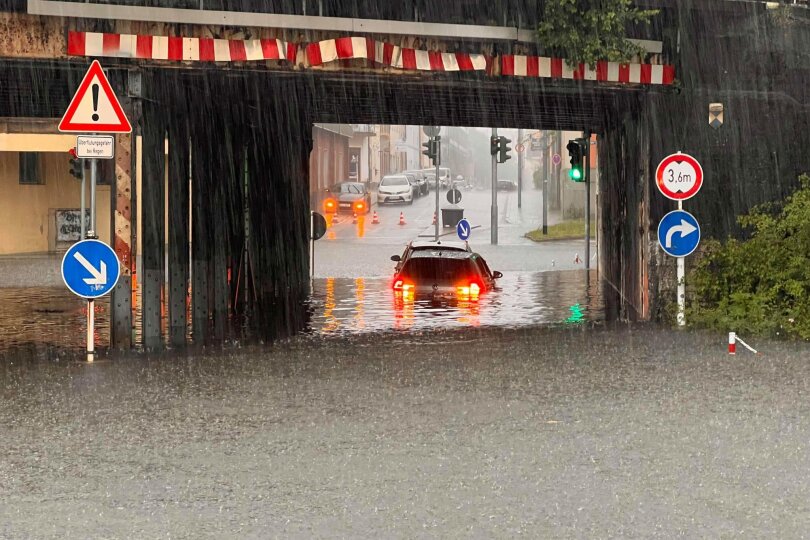 Ein Auto steht in einer überfluteten Unterführung in Oberfranken: Auch für heute hatte der Deutsche Wetterdienst erneut Unwetter durch Gewitter und kräftige, teils langanhaltende Regenfälle angekündigt.