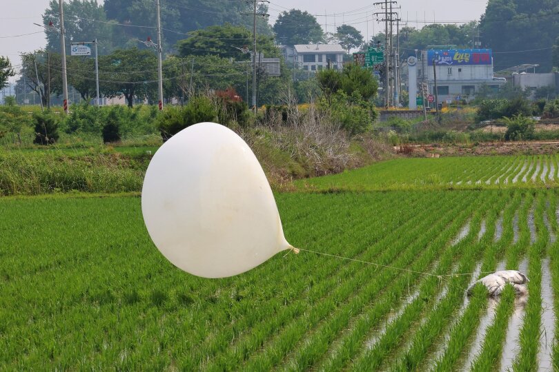 Einer der Hunderten mit Müll gefüllten Ballons, die Nordkorea über Nacht fliegen ließ, ist in einem Grenzbezirk in Südkorea auf einem Reisfeld gelandet.