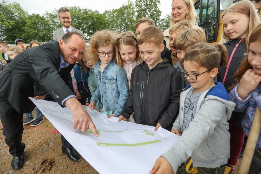 600.000-Euro-Projekt in Pleißa: Umgestaltung der Festwiese hat begonnen - Limbach-Oberfrohnas Oberbürgermeister Gerd Härtig (links) erklärt den Grundschülern die Pläne für den neuen Sportplatz.