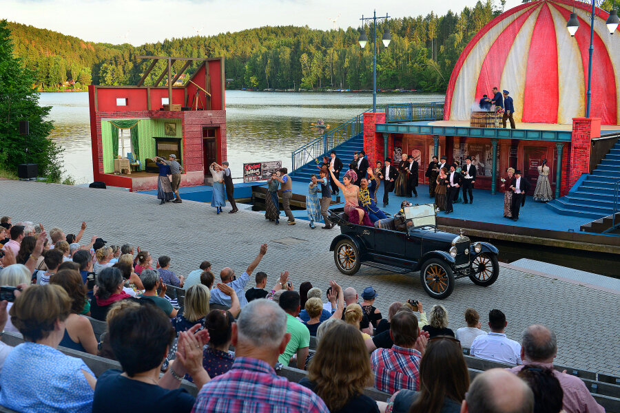 600 Besucher feiern Frau Luna auf Seebühne Kriebstein - Premiere von "Frau Luna" auf der Seebühne der Talsperre Kriebstein, Mittelsächsisches Theater.