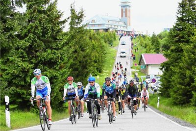 600 Kilometer im Radsattel: Vom Fichtelberg mal fix an die Ostsee strampeln - Wie alle Jahre gehen auch 2023 knapp 200 Radsportler vom Fichtelberg auf die rund 600 Kilometer lange Tour ans Kap Arkona. 