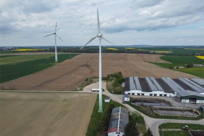 600 Meter bis zur nächsten Siedlung: Chemnitzer Stadtrat bewilligt Unterschreitung von Windrad-Abstandsgrenze - Das vordere Windrad ist mittlerweile in die Jahre gekommen. Der Investor will es durch eine höhere Anlage ersetzen.