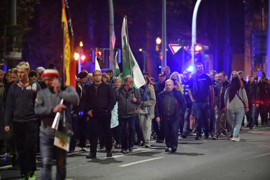 600 Teilnehmer bei nicht angemeldetem Protest in Freiberg - Etwa 600 Menschen haben sich nach Polizeiangaben am Montag an einem nicht angemeldeten Aufzug in Freiberg beteiligt. 