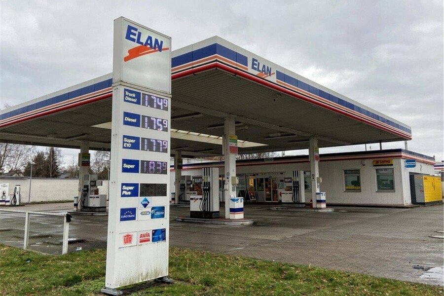 61-Jährige verletzt: Polizei nennt weitere Details zum Einsatz an Tankstelle in Limbach-Oberfrohna - Auf dem Gelände der Elan-Tankstelle in Limbach-Oberfrohna kam es Dienstagnacht zu einem tätlichen Angriff.