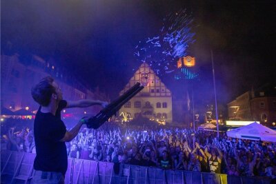 61. Spitzenfest: Ganz Plauen wird zur Partymeile - Tausende Besucher feierten am Samstag mit dem DJ-Duo Gestört aber geil auf dem Altmarkt bis in die Nacht.