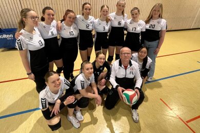 Mit dem Volleyball „verheiratet“: Frank Liebe vom SSV 91 Brand-Erbisdorf, hier mit dem Team der 14- bis 20-jährigen Mädchen, die in der Kreis-Jugendliga spielen.