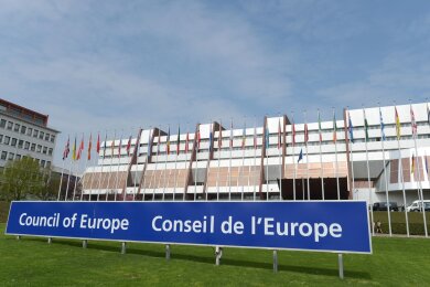 Der Europarat hat seinen Hauptsitz in Straßburg. Zu den 46 Mitgliedern gehören alle Länder der EU, aber auch Großbritannien oder die Türkei.
