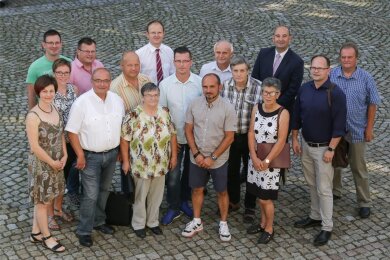 Der Gemeinderat Claußnitz im Jahr 2019. Einige kandidieren jetzt erneut, wie Susanne Thurm (3.v.l. vorn) als Älteste.