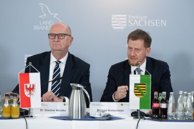 Brandenburgs Ministerpräsident Dietmar Woidke (SPD, l) und sein sächsischer Amtskollege Michael Kretschmer (CDU).