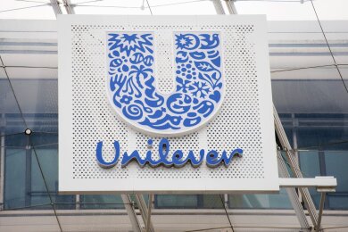 Das Logo von Unilever ist an der Zentrale von Unilever Deutschland zu sehen.