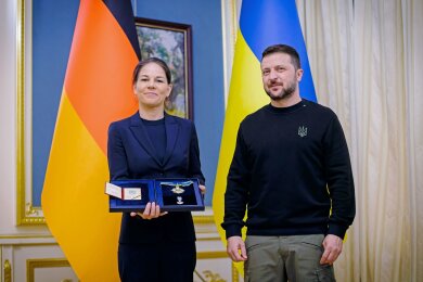 Der ukrainische Präsident Wolodymyr Selenskyj zeichnete Außenministerin Annalena Baerbock mit dem Jaroslaw-Orden aus.