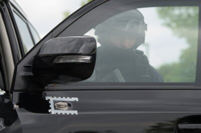 Einschusslöcher an den Einsatzfahrzeugen der Polizei.