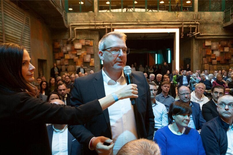 Sven Krüger, Oberbürgermeister von Freiberg, fragt Olaf Scholz bei der Debatte der „Freien Presse“ nach den Hilfen für die einheimische Solarindustrie.