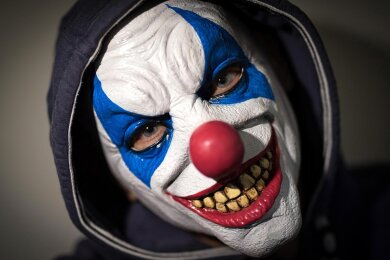 Wer andere derart maskiert erschreckt, riskiert eine Geld- oder sogar Haftstrafe - selbst wenn die Bedrohung nur als Scherz gemeint ist. 