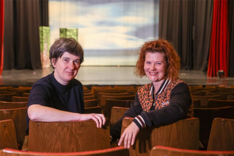 Angelika Waniek und Alica Weirauch (von links) haben jeweils eigene Produktionen zum Festival „Der Rahmen ist Programm“ entwickelt. Das Festival findet vom 30. Mai bis zum 2. Juni im und um das Fritz-Theater statt.