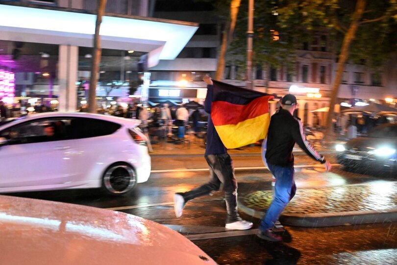 Vielerorts feiern Fußballfans mit Autokorso in den deutschen Innenstädten, um den 5:1 Sieg beim EM-Auftakt zu feiern.