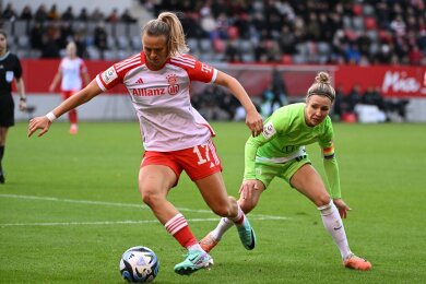 Klara Bühl (l) will mit dem FC Bayern die Meisterschaft perfekt machen.