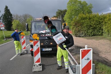 Piere Kornatz (l.) und Steffen Bettge von Verkehrstechnik ERZ haben die Baustellenampeln in Stützengrün einkassiert.