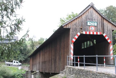 Die Holzbrücke in Hohenfichte bleibt vorerst befahrbar.
