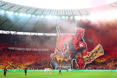 Die Fans des FCK verwandelten die Ostkurve im Berliner Olympiastadion kurz vor dem Spielbeginn in eine Höllenlandschaft.