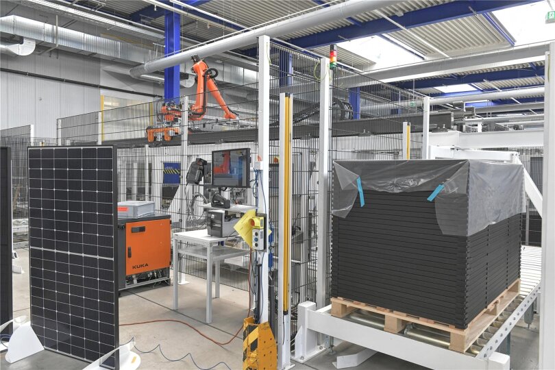 Bei Meyer Burger in Freiberg lagern Solarmodule, die für das Gigawatt-Projekt verwendet werden könnten.