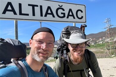 Lukas Roth (links) und Florian im Dorf Altiagac in Aserbaischan. Dort begann ihre 72 Kilometer lange Überquerung des Kaukasus.