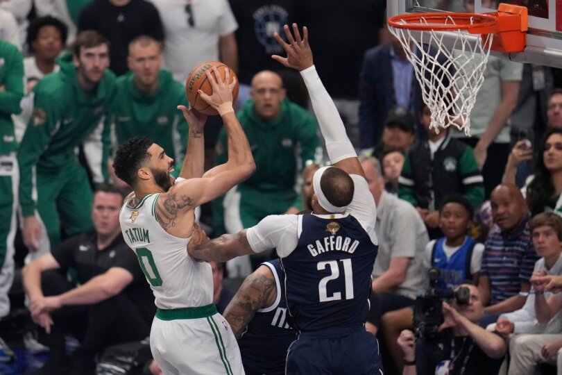 Mit dem Rücken zur Wand entdecken die Dallas Mavericks ihre Defensivstärke und dominieren die Boston Celtics bei den NBA-Finals.