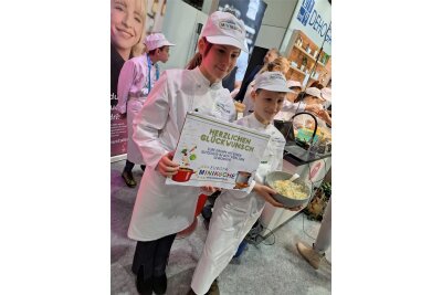 Bastian Schreiter und Sophie Hartmann von den Burkhardtsdorfer Miniköchen haben beim Kartoffelsalatwettbewerb in Leipzig gewonnen.