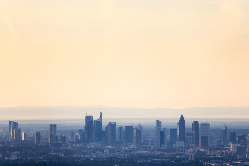Langsam erwacht die Stadt mit dem Aufgang der Sonne: Die Skyline von Frankfurt am Main präsentiert sich am frühen Morgen.