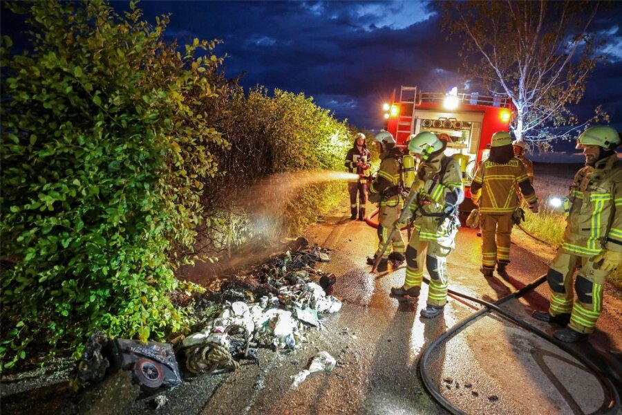 63-jährige Frau will Brand löschen und muss verletzt ins Krankenhaus - Vier Mülltonnen sind am Montag in Bräunsdorf niedergebrannt. Die Feuerwehr löschte das Feuer.