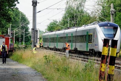63-jähriger Mann von Zug erfasst - An der Bahnstrecke in Grüna ermittelt die Kriminalpolizei. Einsatzkräfte der Feuerwehr kamen zum Einsatz.